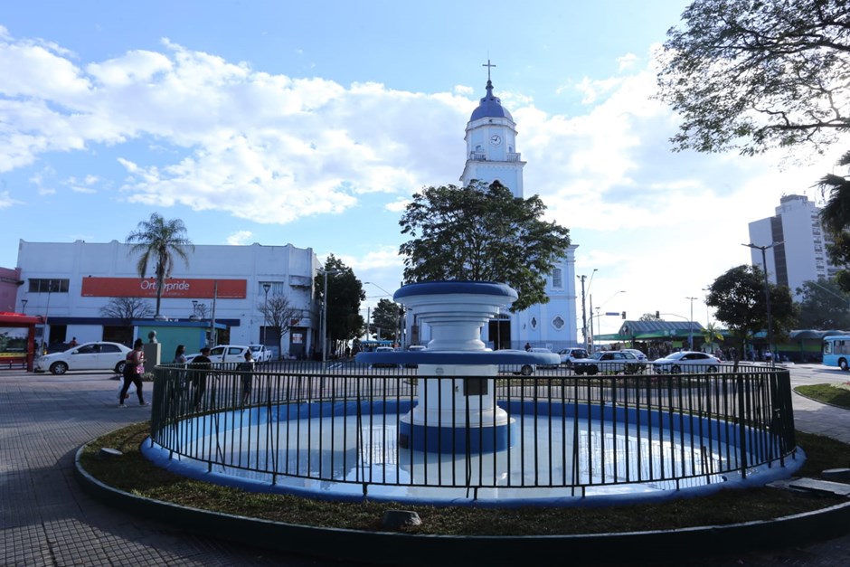 Praça da Matriz é revitalizada e tem fonte restaurada