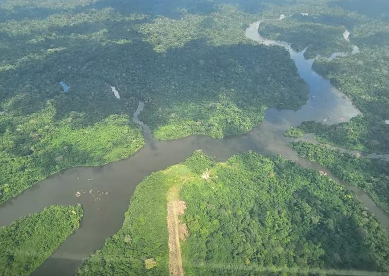 Tripulação de helicóptero é encontrada com vida após 4 dias na mata