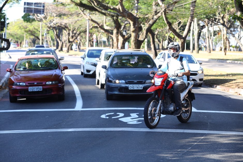 São José implanta faixas de retenção para motos em cruzamentos