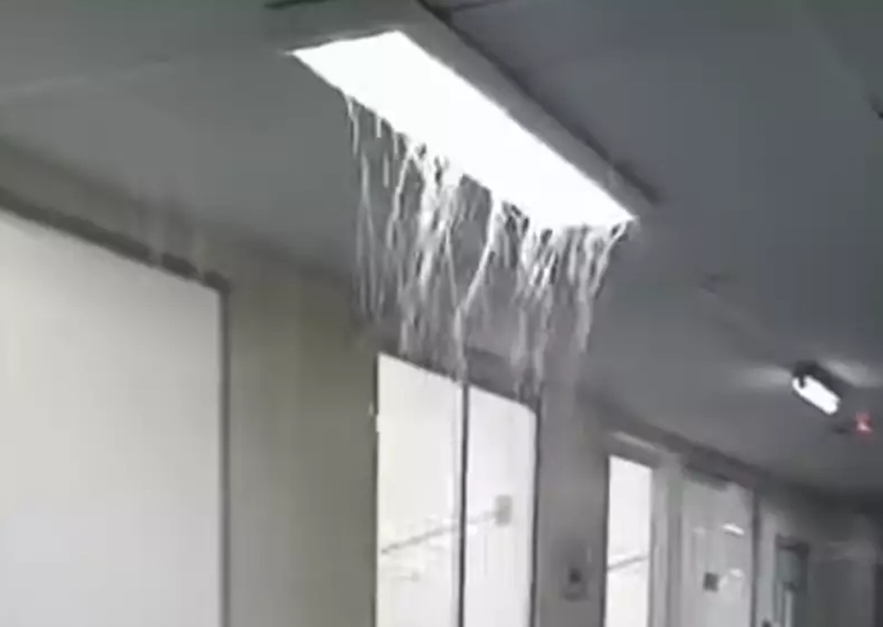 Chuva invade e alaga Hospital da Vila Industrial, em São José