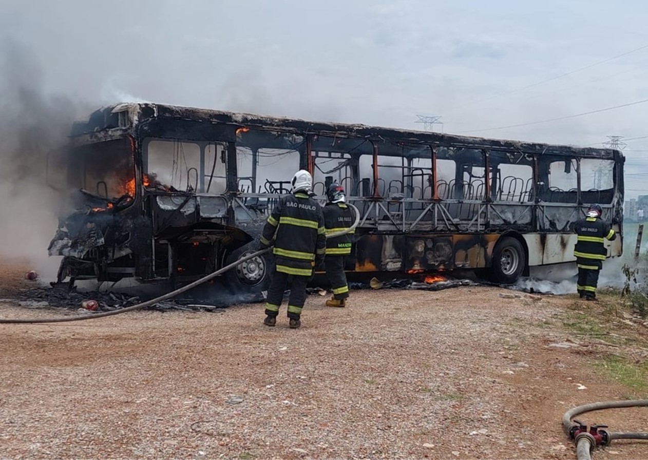 Ônibus fica destruído após pegar fogo em São José dos Campos