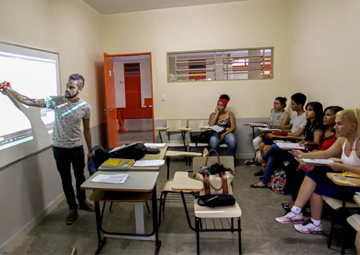 Incentivo para estudantes permanecerem no ensino médio é aprovado