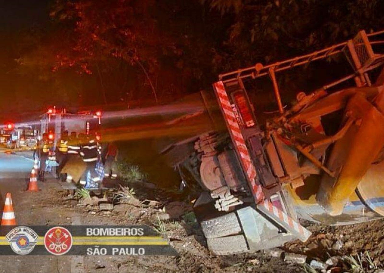 Caminhão tomba no trecho de Pinda da Floriano Rodrigues