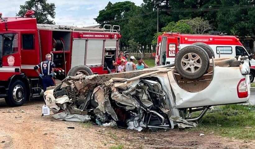 Caminhonete capota em Quiririm e deixa condutora ferida