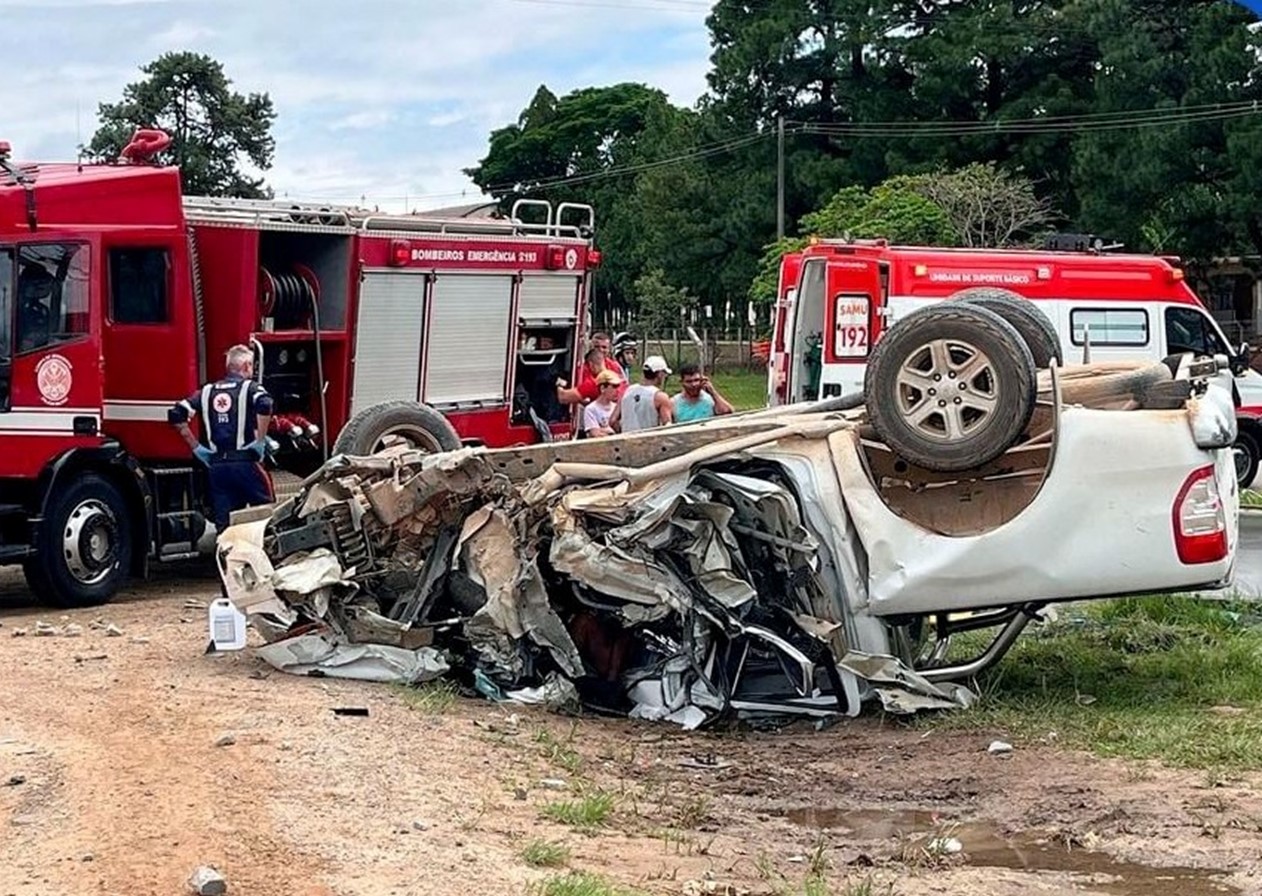 Caminhonete capota em Quiririm e deixa condutora ferida