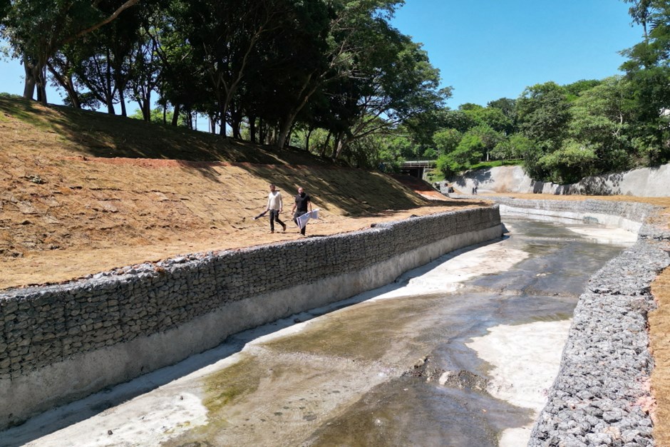 Contenção de talude no Córrego Senhorinha é concluída em São José dos Campos