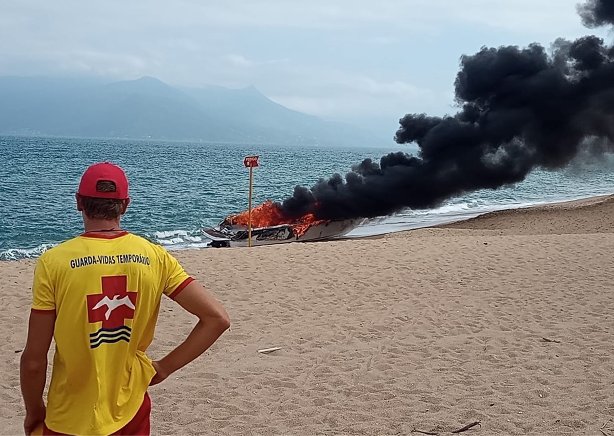 Bombeiros combatem incêndio em lancha na Praia do Capricórnio, em Caraguatatuba