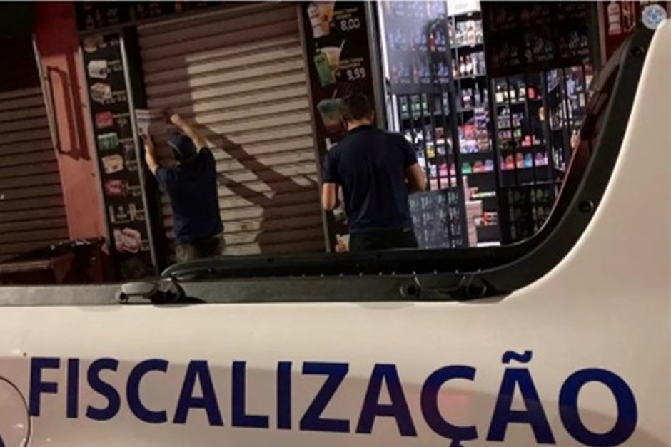 Fiscalização interdita 2 adegas e notifica 4 bares em São José