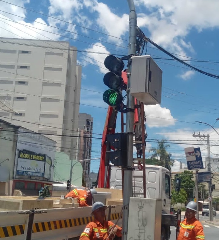 Semáforos de Taubaté recebem sistemas de nobreaks 