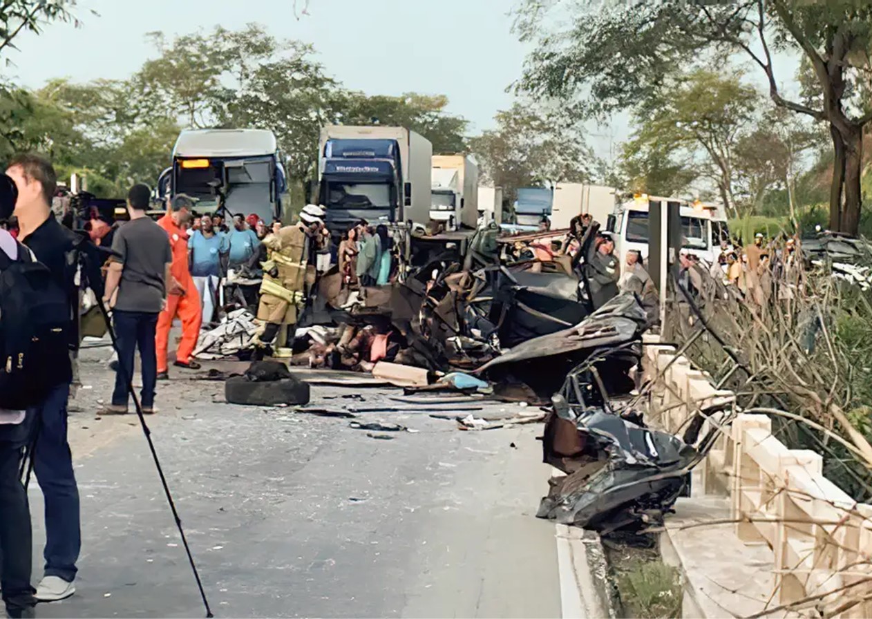 Acidente entre ônibus e caminhonete deixou ao menos 8 mortos em Minas