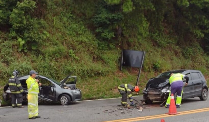 Duas pessoas morrem após acidente entre carros em Campos do Jordão