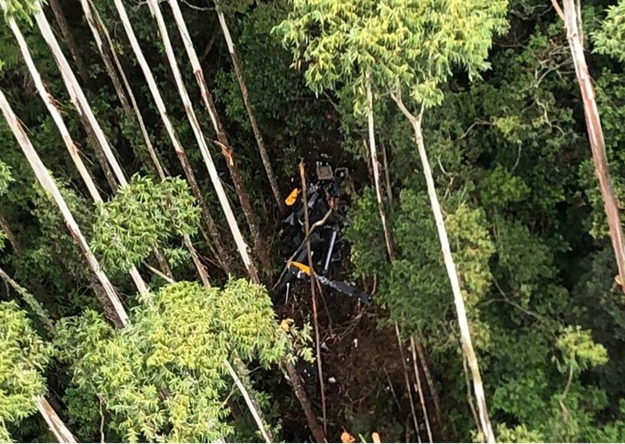 Cenipa aponta que helicóptero que caiu em Paraibuna bateu em vegetação durante voo