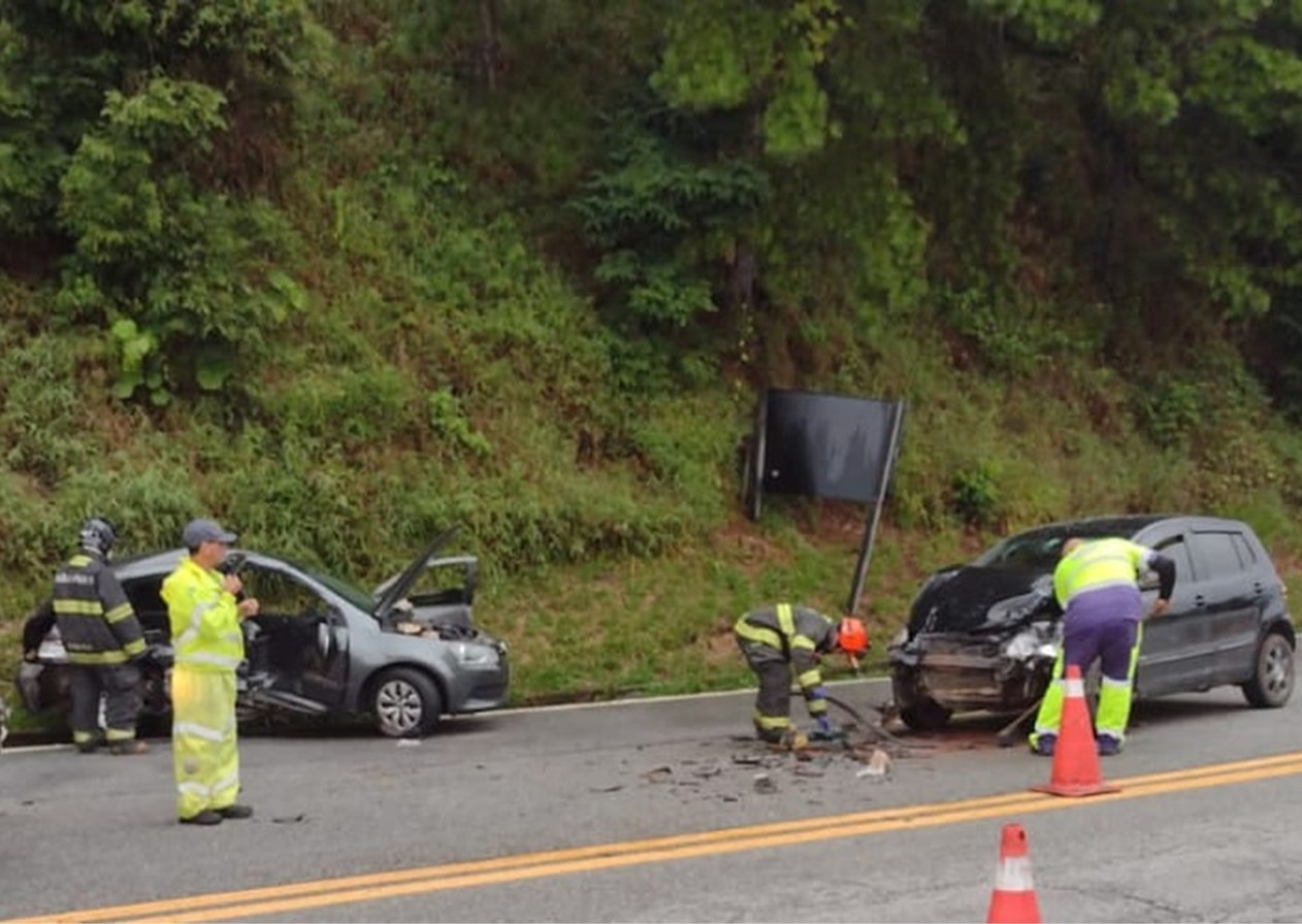 Duas pessoas morrem após acidente entre carros em Campos do Jordão