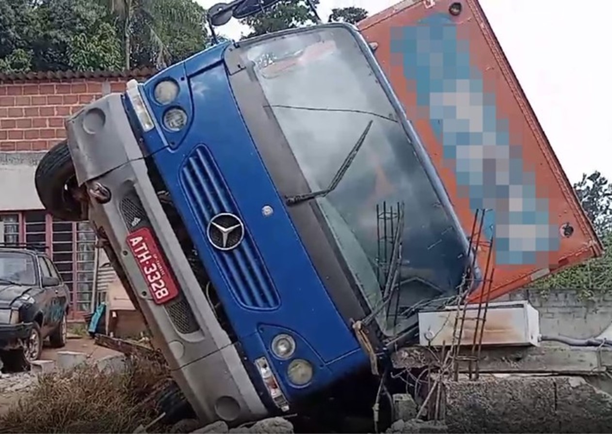 Caminhão tomba e quase atinge casa em Piracaia