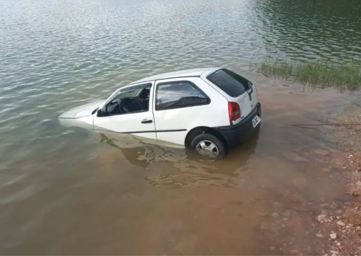 Duas pessoas da mesma família morrem após carro cair de balsa em Natividade da Serra