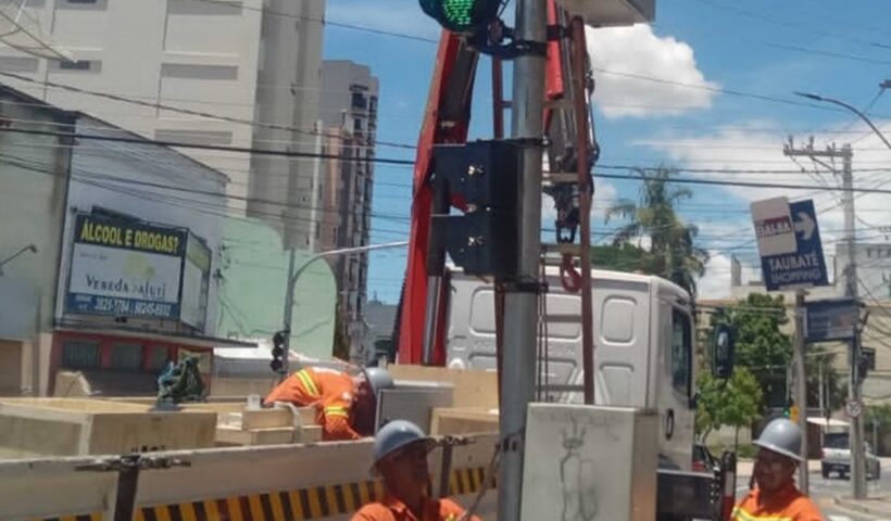 Semáforos de Taubaté recebem sistemas de nobreaks