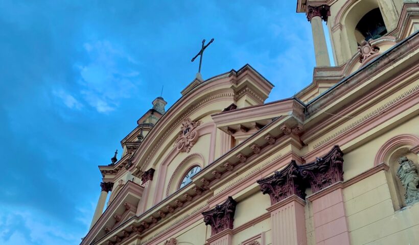 Brasil tem mais estabelecimentos religiosos que escolas e hospitais