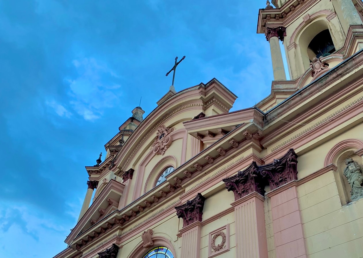 Brasil tem mais estabelecimentos religiosos que escolas e hospitais