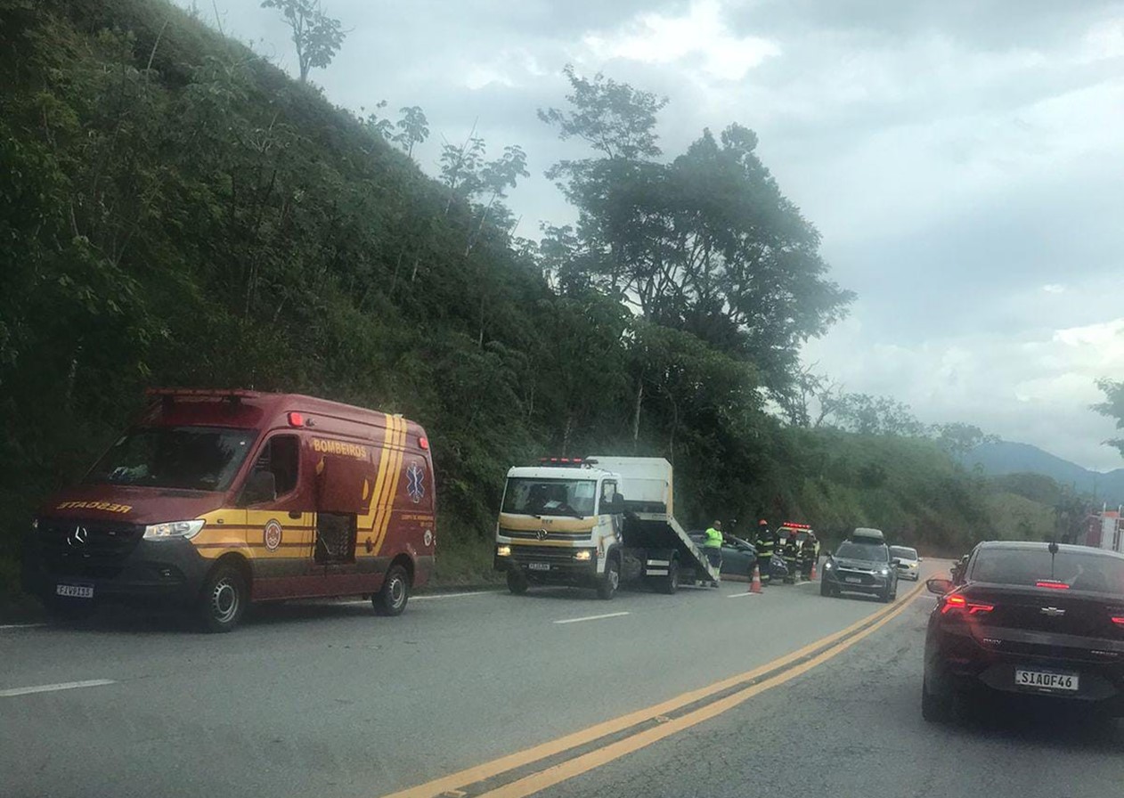 Carro capota em acidente no trecho de Pinda da Floriano Rodrigues