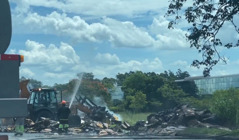 Caminhão fica totalmente destruído ao pegar fogo na Dutra, em Caçapava