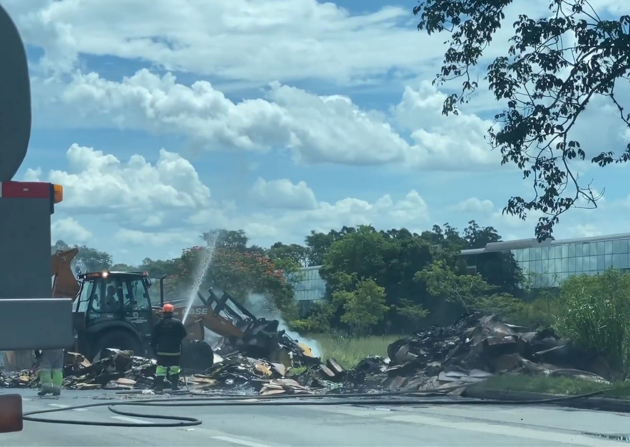 Caminhão fica totalmente destruído ao pegar fogo na Dutra, em Caçapava