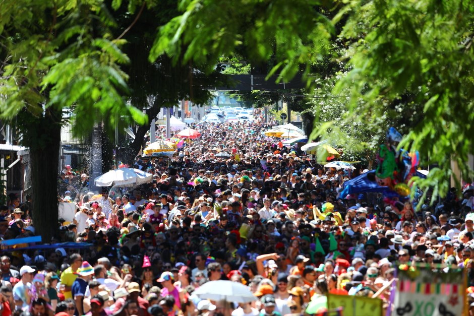 Galinha e Pirô arrastam multidão no Carnaval de São José