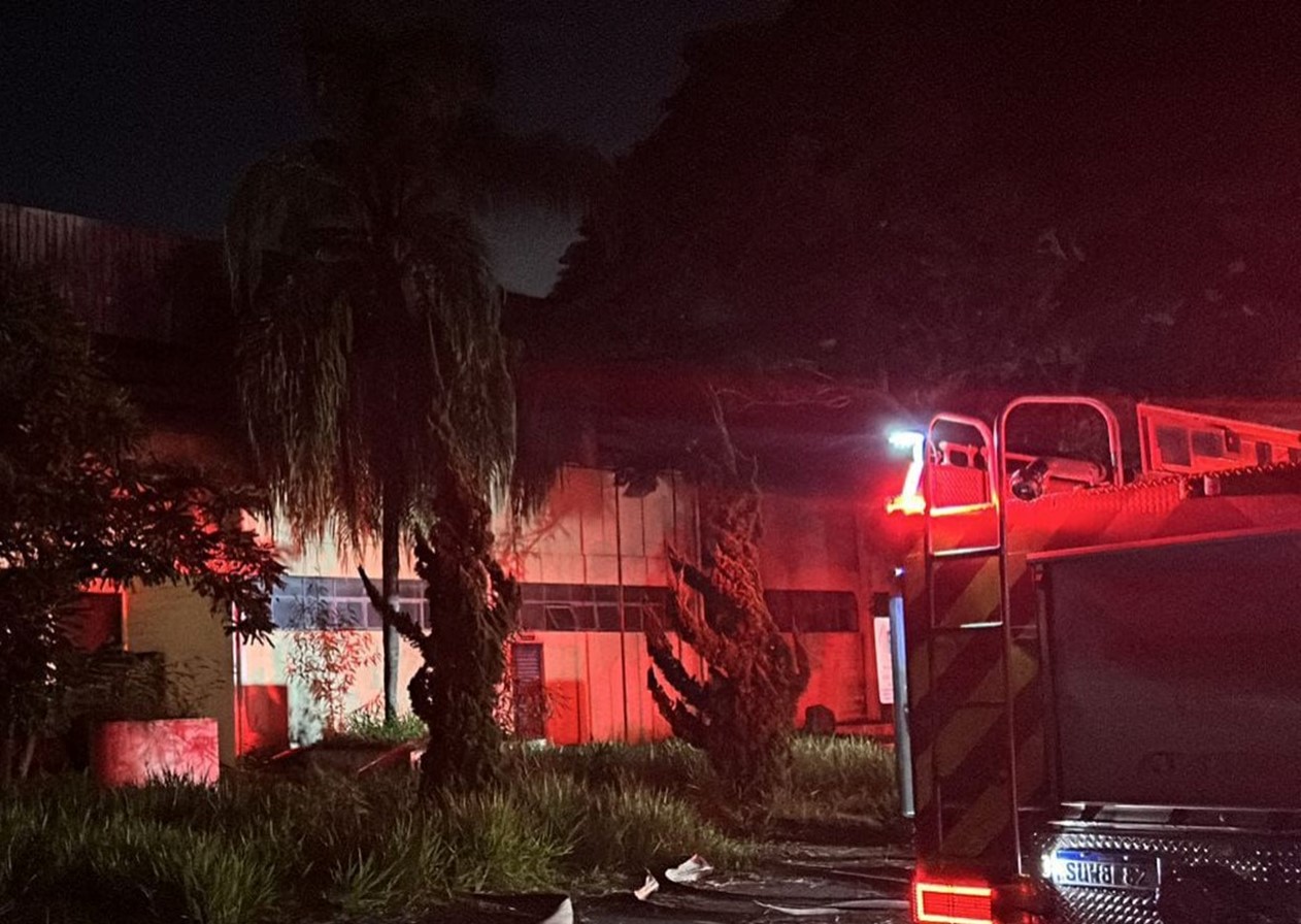 Galpão pega fogo na Av. Andrômeda, em SJC