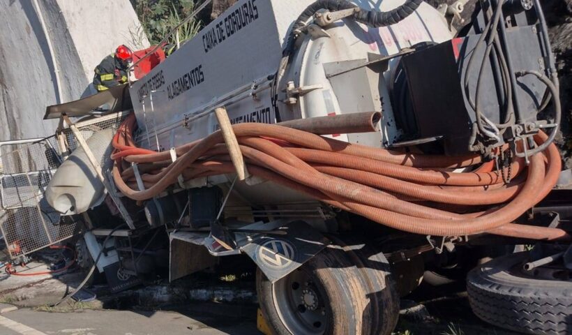 Caminhão colide na entrada do túnel na Floriano Rodrigues Pinheiro