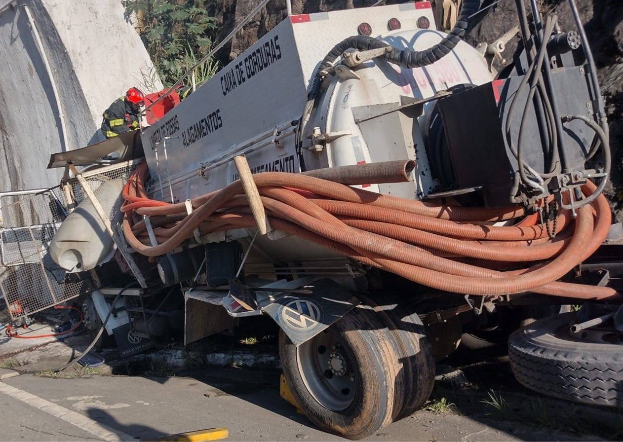 Caminhão colide na entrada do túnel na Floriano Rodrigues Pinheiro