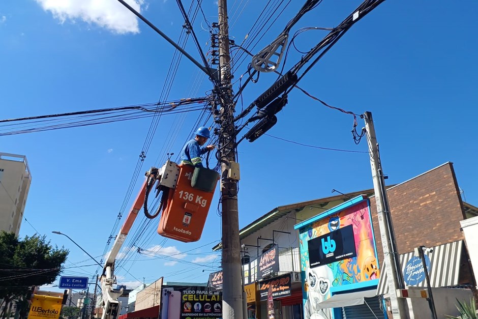 Prefeitura de SJC retira fiação excedente em avenidas do centro