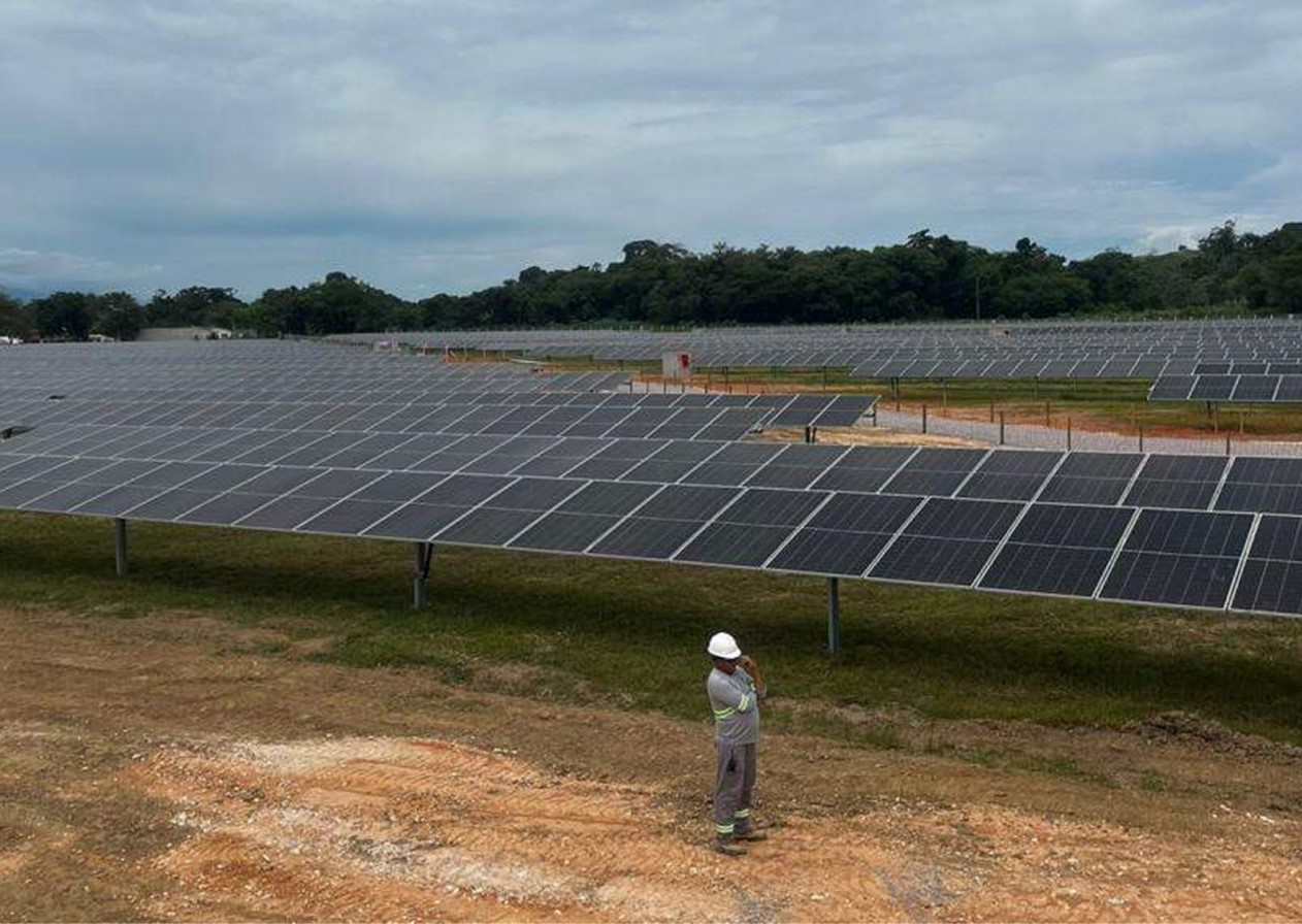 Grandes usinas solares igualam capacidade da hidrelétrica de Itaipu