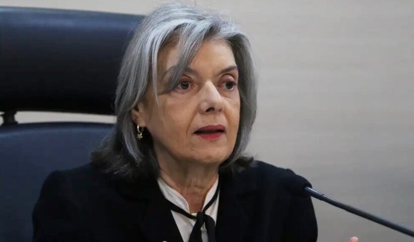 Cármen Lucia toma posse na presidência do TSE