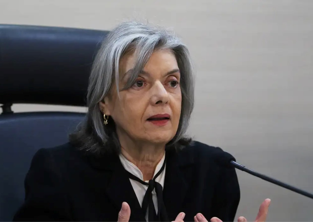 Cármen Lucia toma posse na presidência do TSE