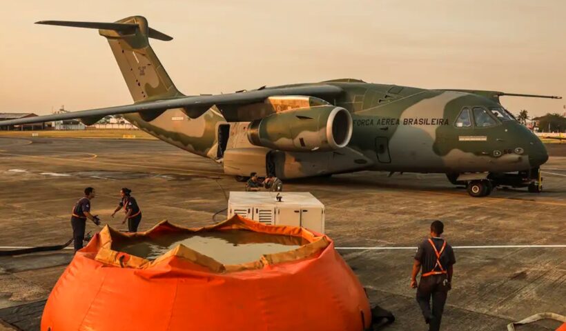 FAB lança 336 mil litros de água para combater incêndios no Pantanal