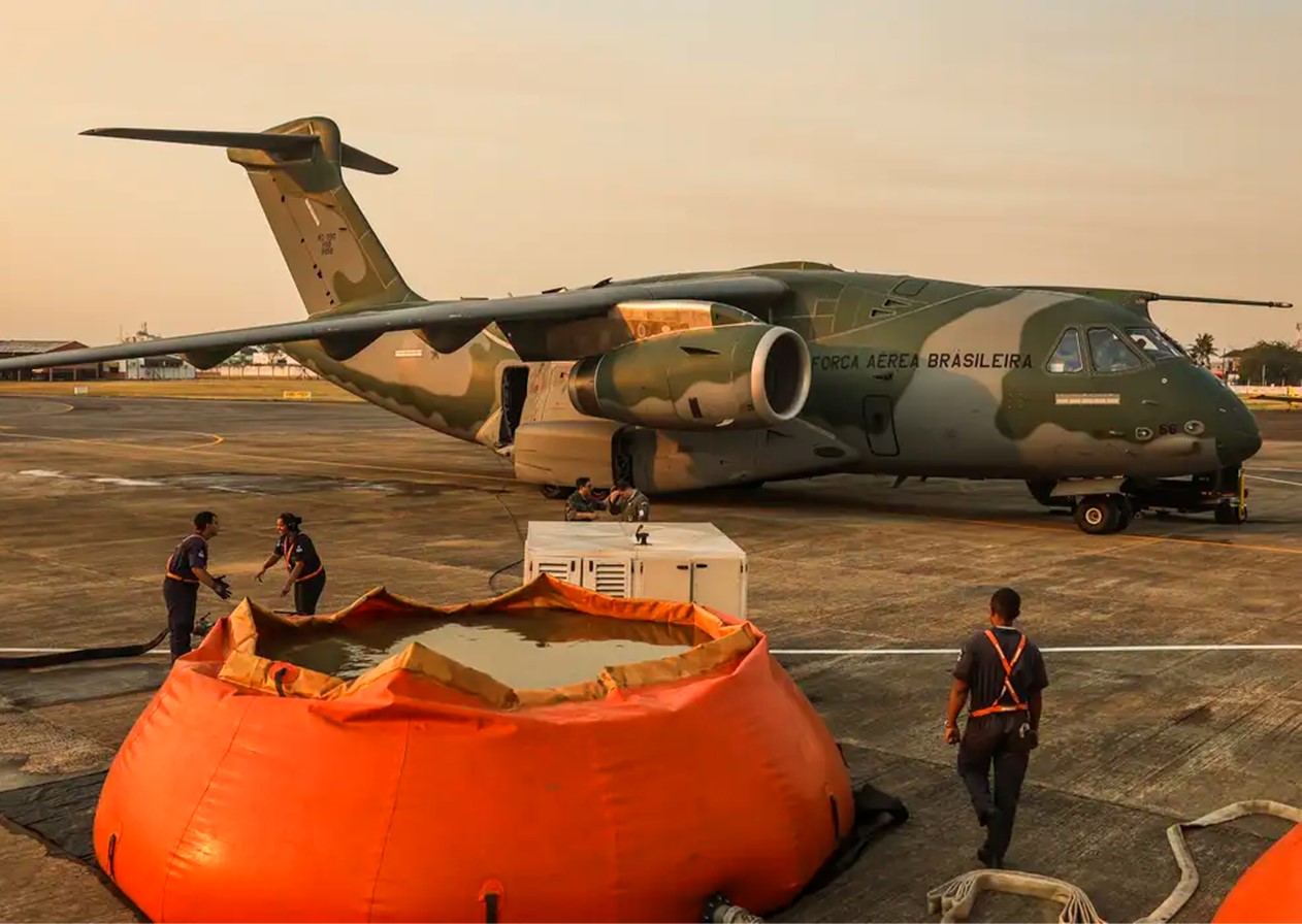 FAB lança 336 mil litros de água para combater incêndios no Pantanal