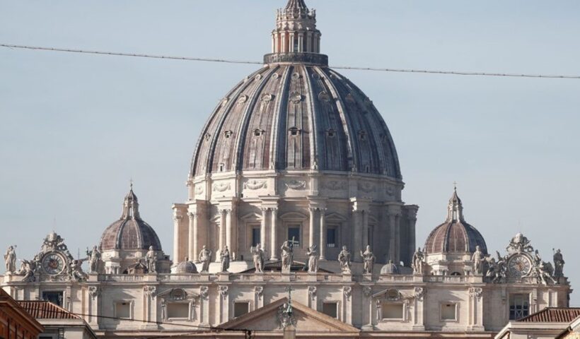 Vaticano proíbe tatuagens para trabalhadores da Basílica de São Pedro