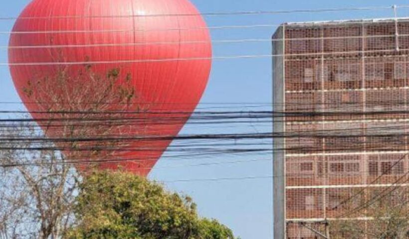 Balão gigante cai no centro de SJC