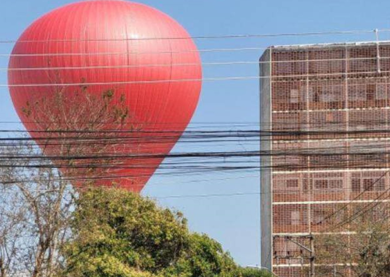 Balão gigante cai no centro de SJC