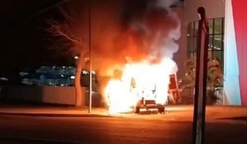 Carro pega fogo na Av. Nelson d’Ávila, em São José