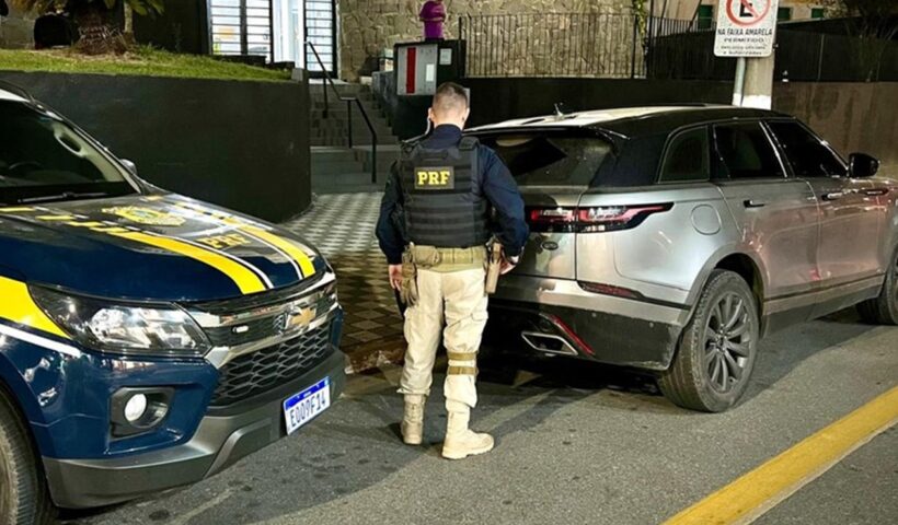 Carro furtado na Bahia é apreendido na Dutra em Jacareí