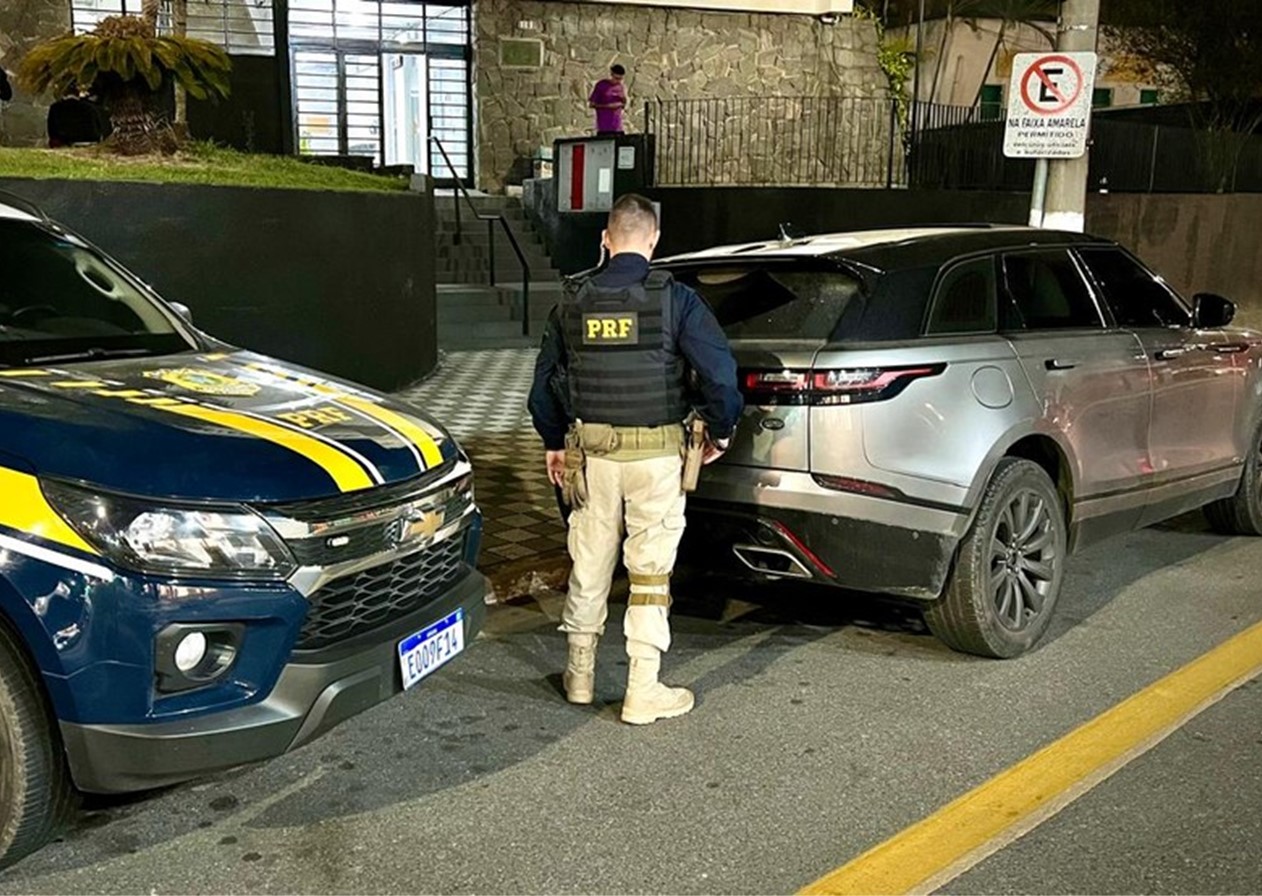 Carro furtado na Bahia é apreendido na Dutra em Jacareí