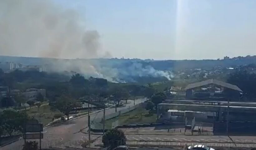 Incêndio consome área de 5 mil m² em São José dos Campos