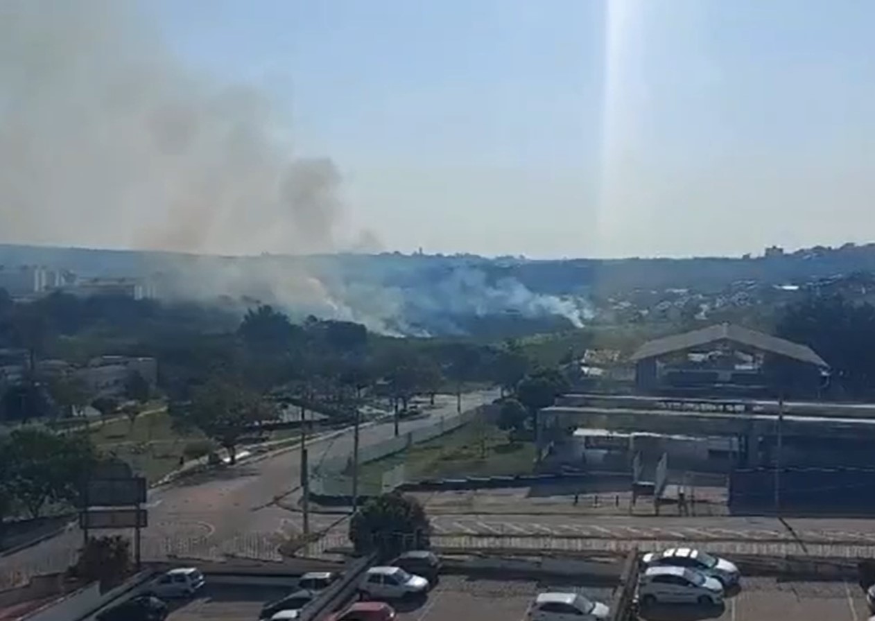 Incêndio consome área de 5 mil m² em São José dos Campos