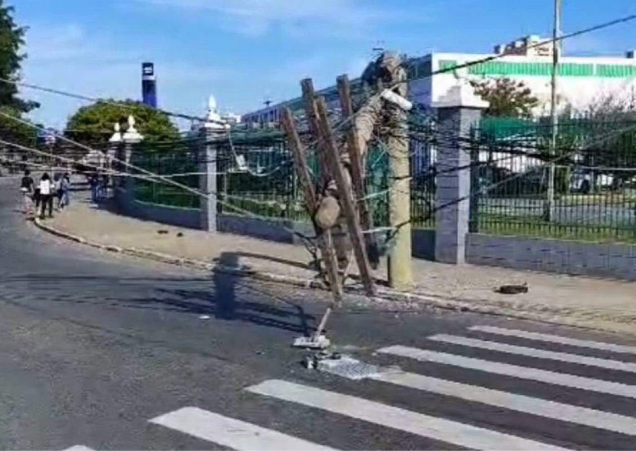 Caminhão bate em poste e fiação cai sobre um ônibus em SJC