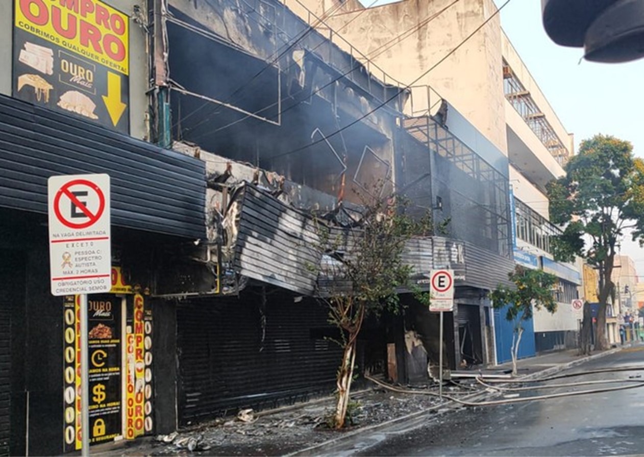 Incêndio destrói loja em Taubaté