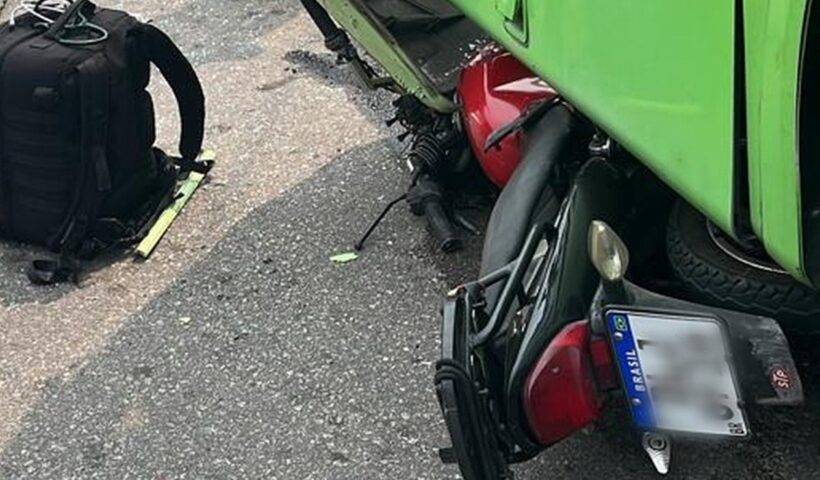 Motociclista morre após bater em ônibus em SJC