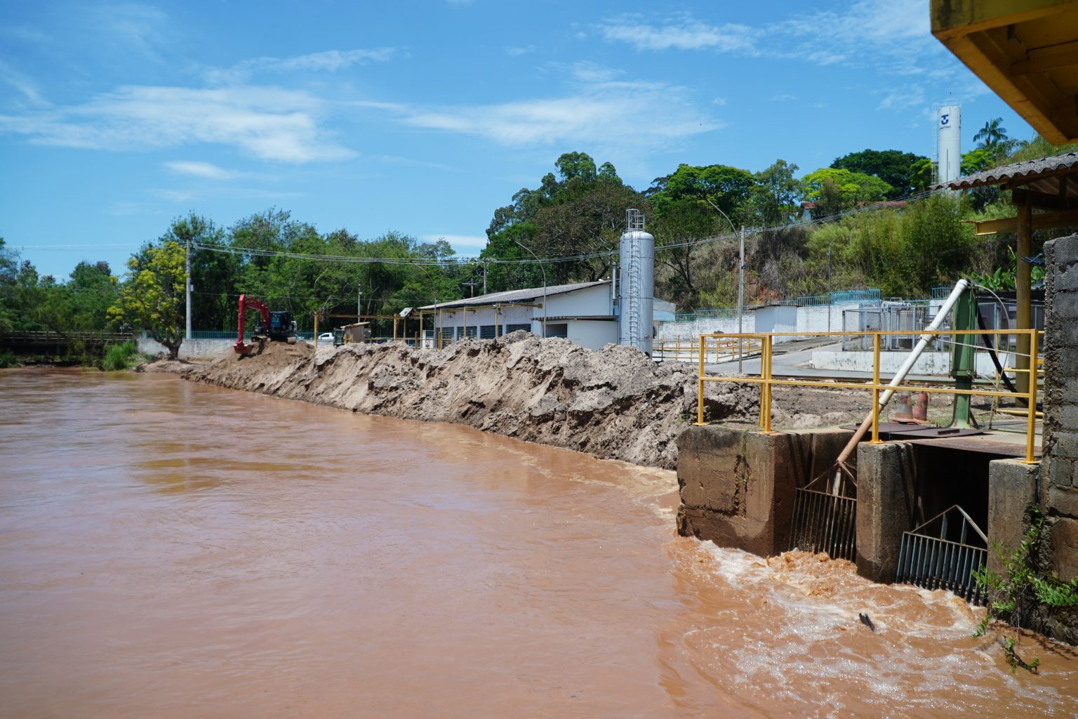 Governo de SP realiza vistoria no Rio Una em Taubaté e projeta ampliar investimentos