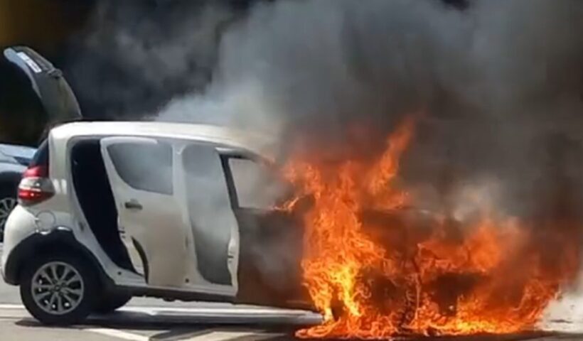 Carro alugado da Prefeitura de Jacareí é consumido por incêndio na região central