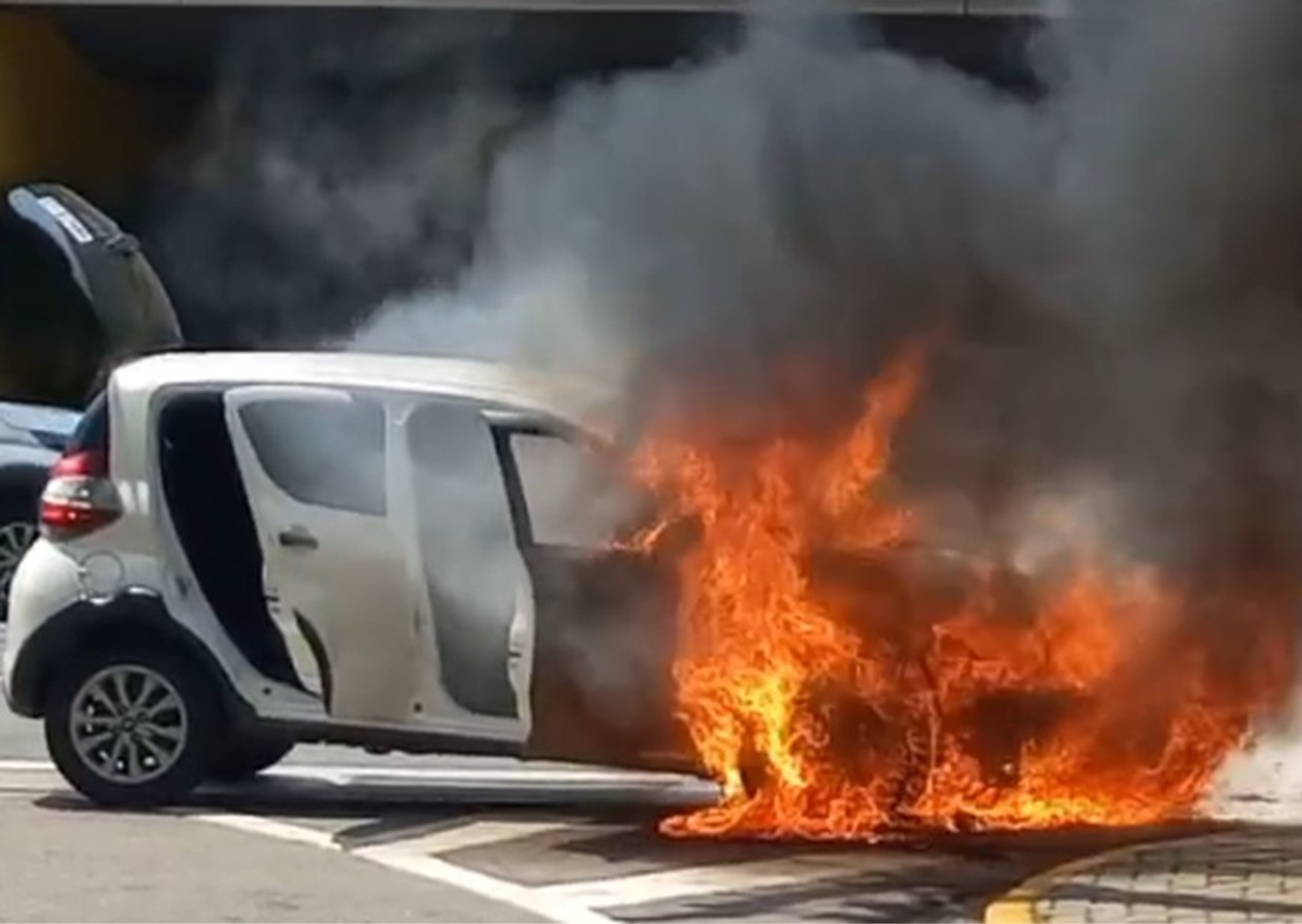 Carro alugado da Prefeitura de Jacareí é consumido por incêndio na região central