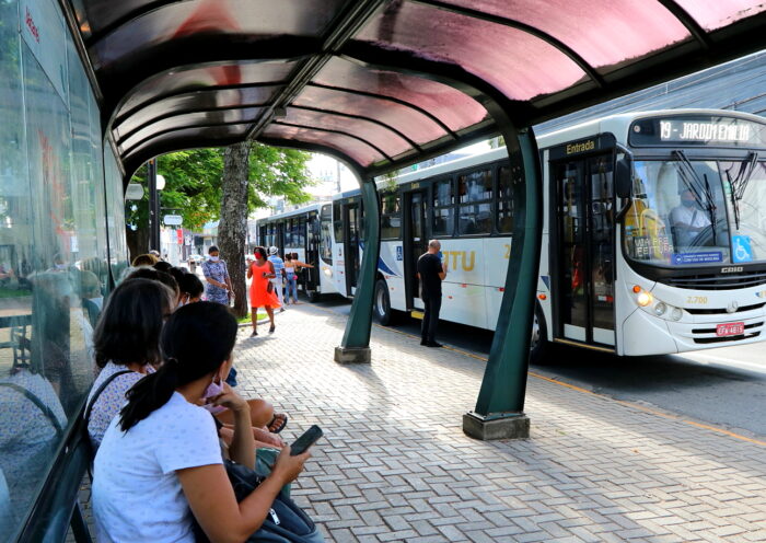 Motoristas e cobradores de ônibus de Jacareí voltam a trabalhar após 11 horas de greve